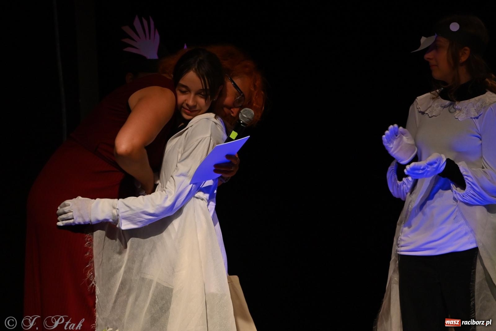 Zdjęcie w galerii na portalu naszraciborz.pl: Magia baśni na scenie MDK. Dziecięce talenty oczarowały publiczność [FOTO] wiadomości z regionu