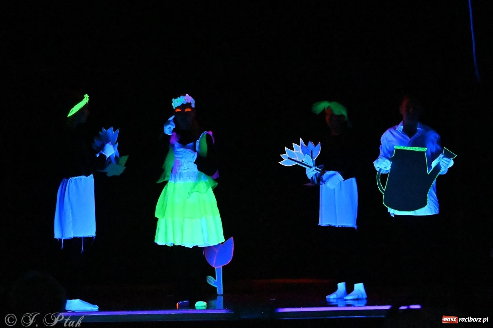 Zdjęcie w galerii na portalu naszraciborz.pl: Magia baśni na scenie MDK. Dziecięce talenty oczarowały publiczność [FOTO] wiadomości z regionu