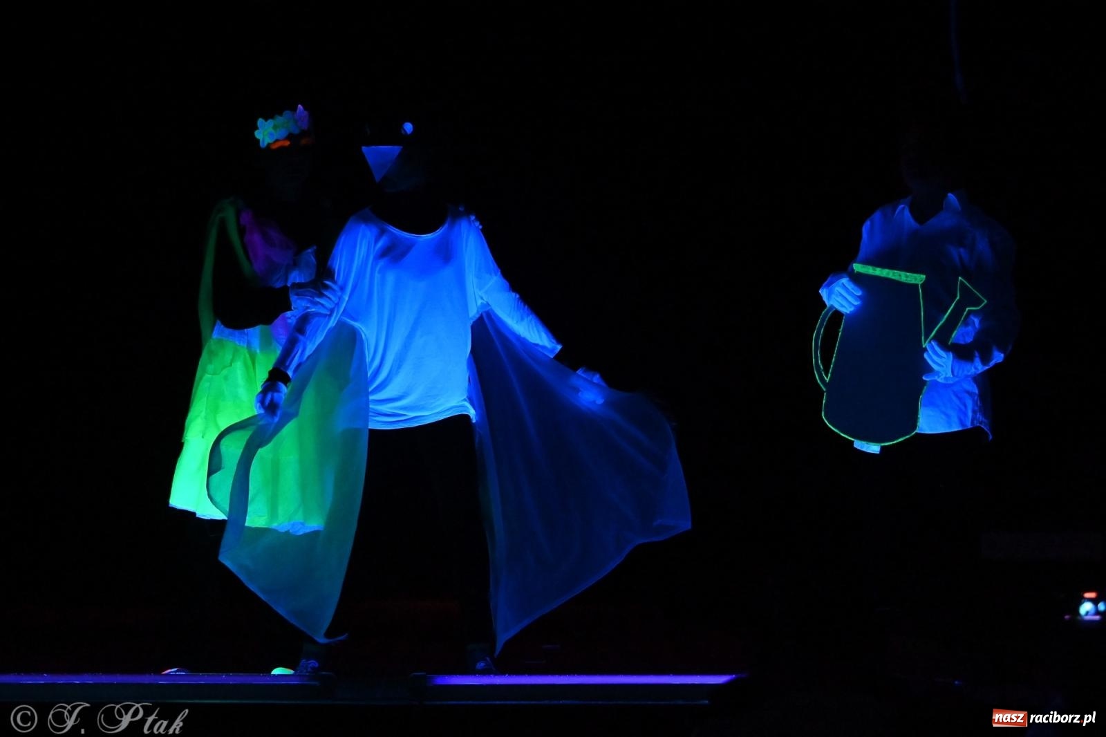 Zdjęcie w galerii na portalu naszraciborz.pl: Magia baśni na scenie MDK. Dziecięce talenty oczarowały publiczność [FOTO] wiadomości z regionu