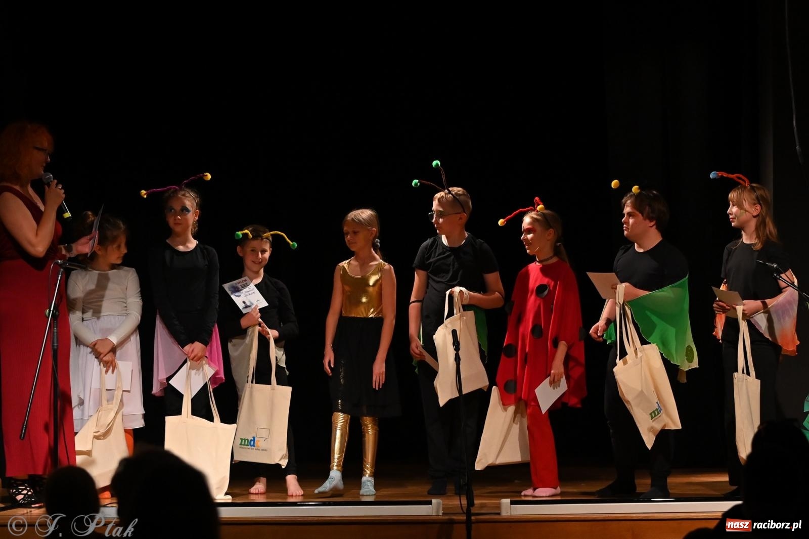 Zdjęcie w galerii na portalu naszraciborz.pl: Magia baśni na scenie MDK. Dziecięce talenty oczarowały publiczność [FOTO] wiadomości z regionu