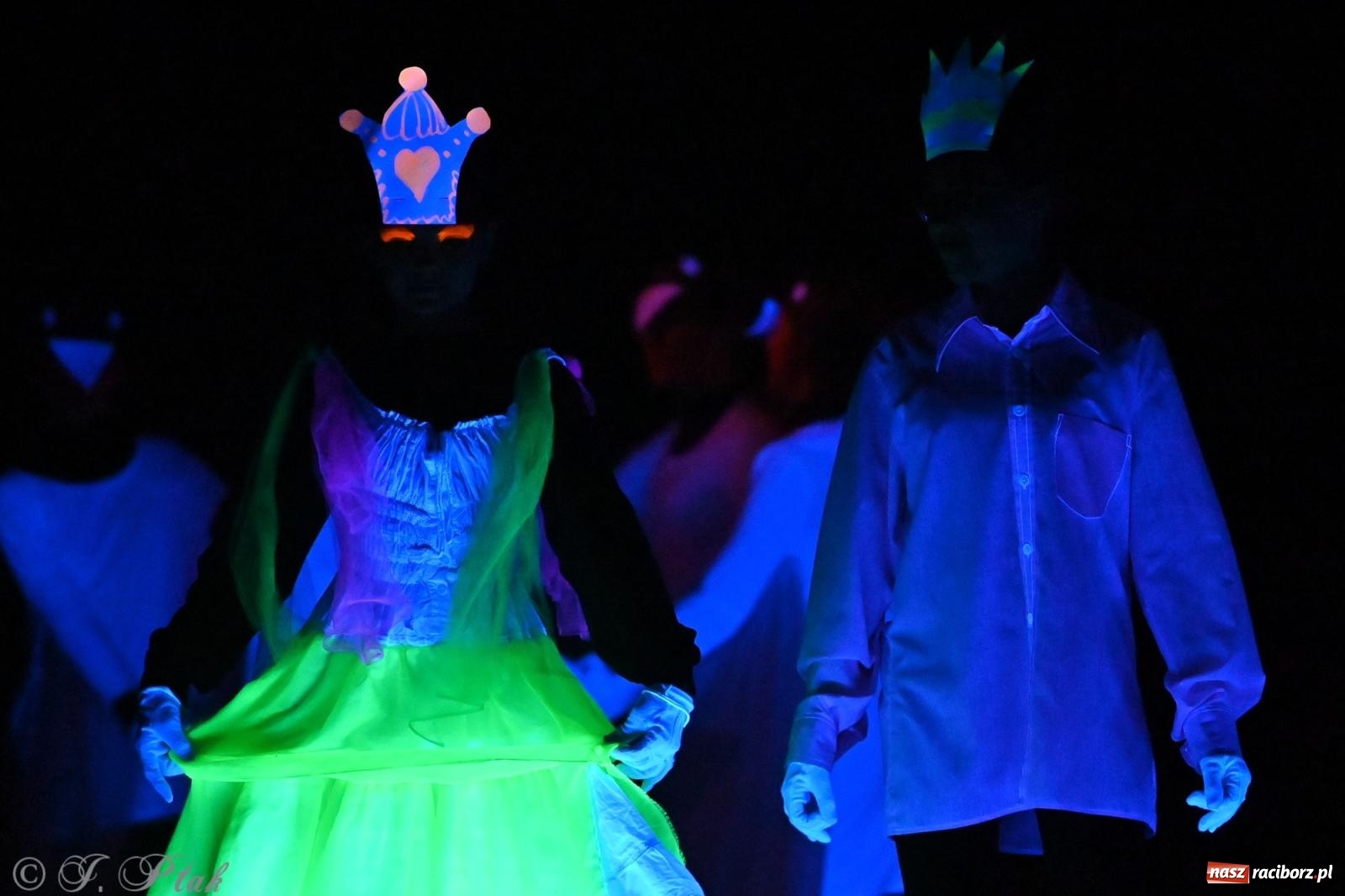 Zdjęcie w galerii na portalu naszraciborz.pl: Magia baśni na scenie MDK. Dziecięce talenty oczarowały publiczność [FOTO] wiadomości z regionu