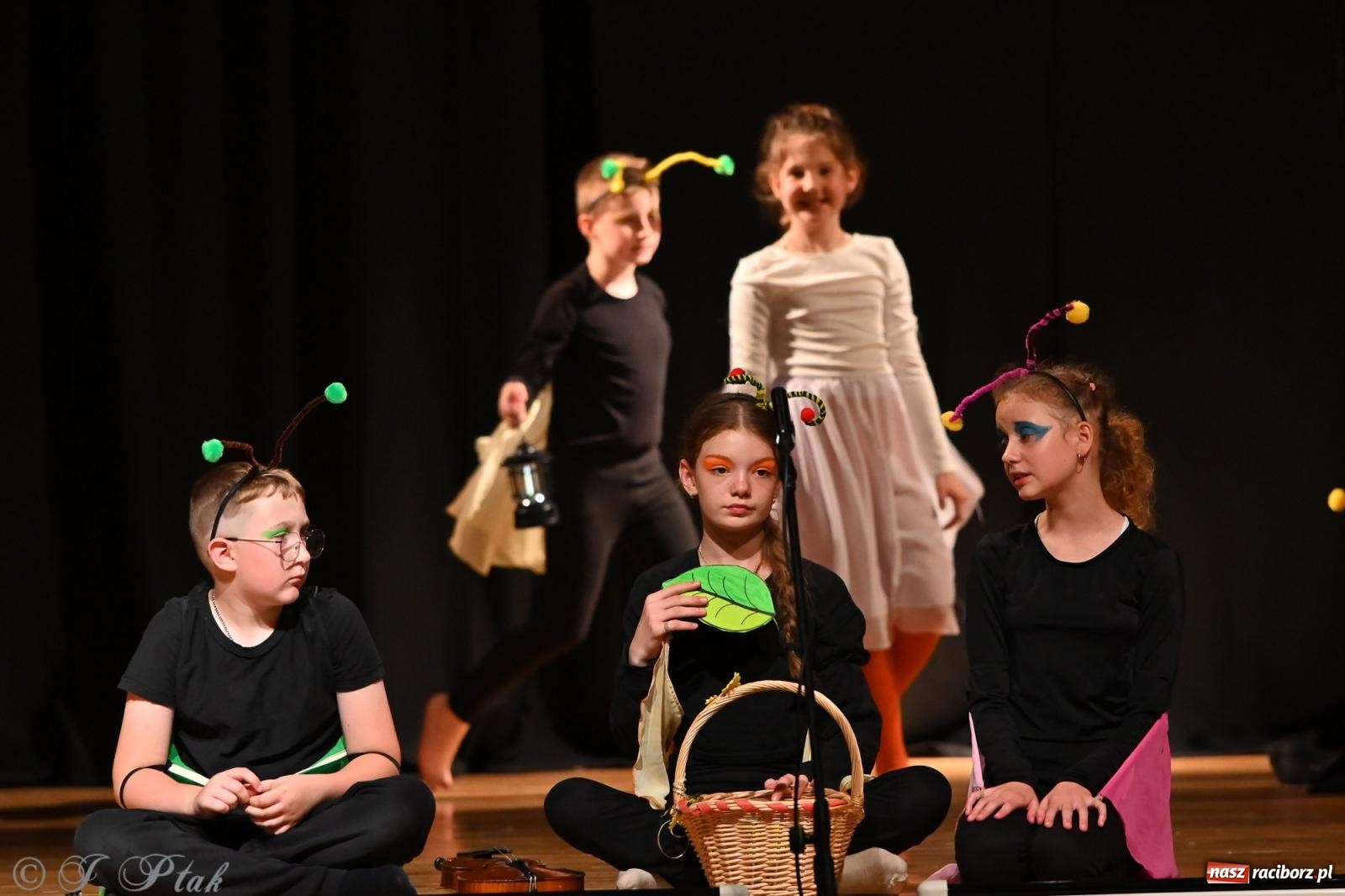 Zdjęcie w galerii na portalu naszraciborz.pl: Magia baśni na scenie MDK. Dziecięce talenty oczarowały publiczność [FOTO] wiadomości z regionu