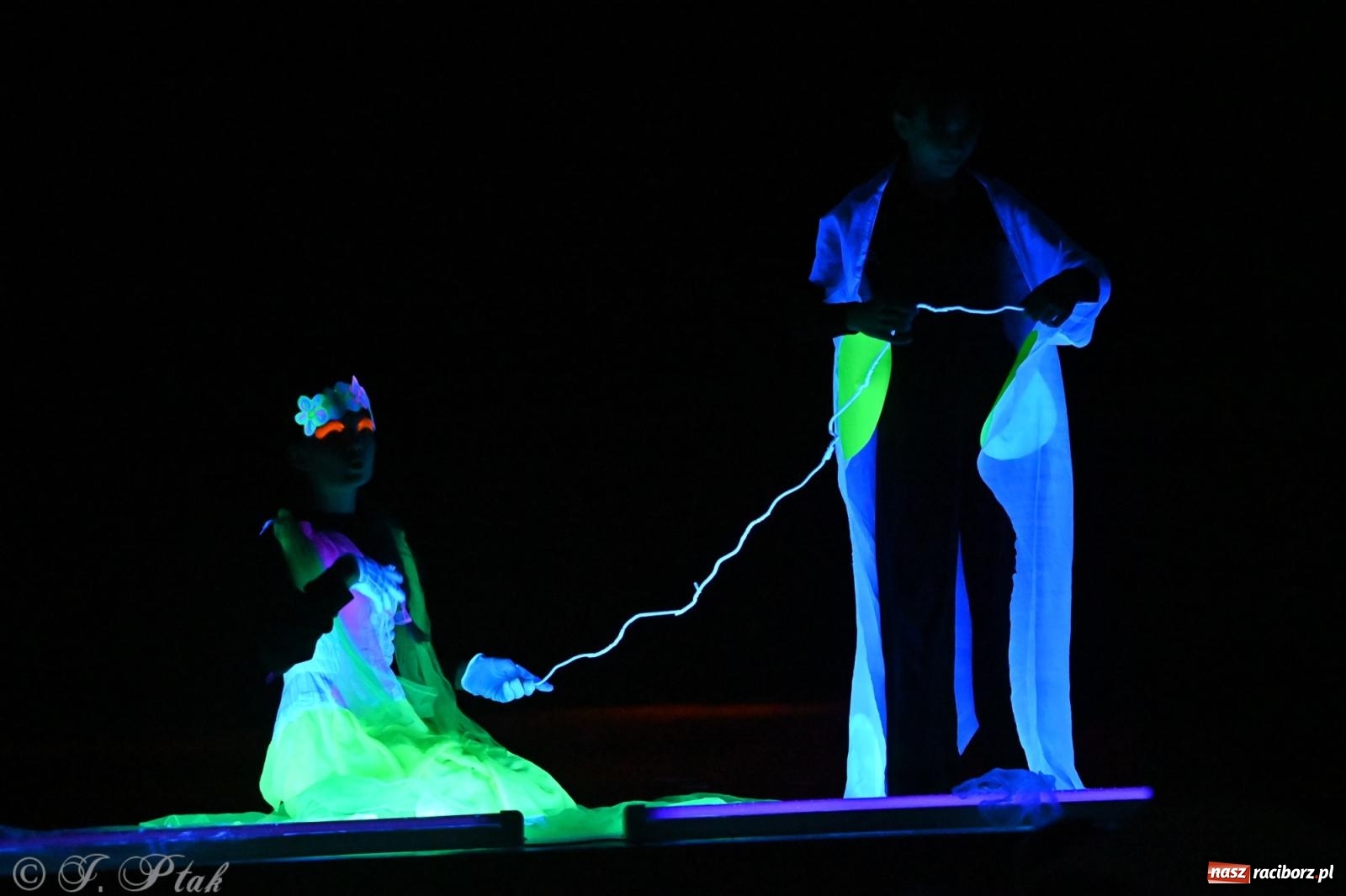 Zdjęcie w galerii na portalu naszraciborz.pl: Magia baśni na scenie MDK. Dziecięce talenty oczarowały publiczność [FOTO] wiadomości z regionu