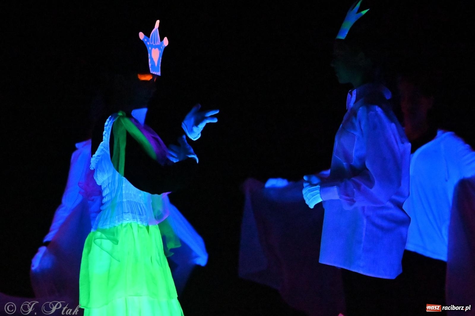 Zdjęcie w galerii na portalu naszraciborz.pl: Magia baśni na scenie MDK. Dziecięce talenty oczarowały publiczność [FOTO] wiadomości z regionu