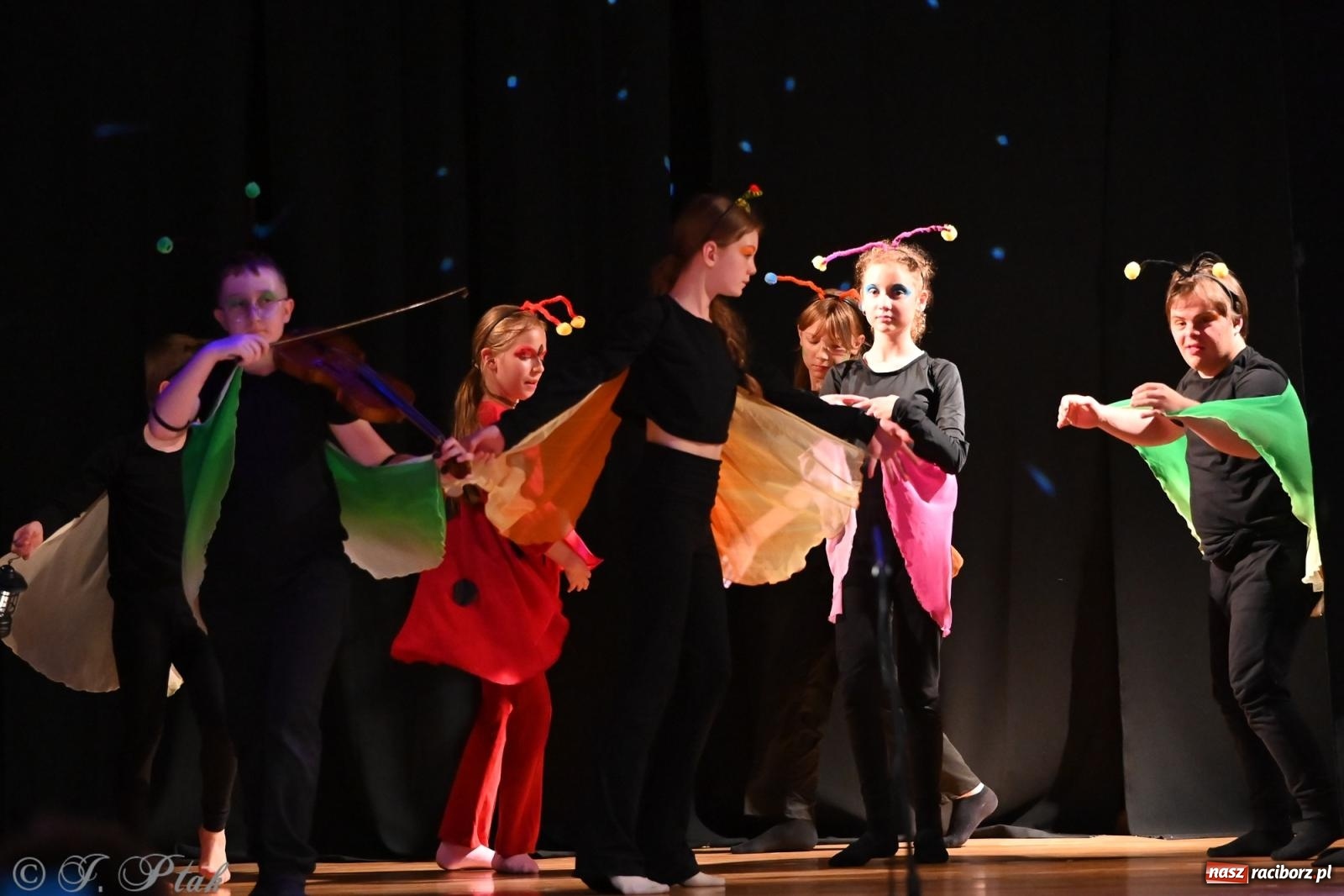 Zdjęcie w galerii na portalu naszraciborz.pl: Magia baśni na scenie MDK. Dziecięce talenty oczarowały publiczność [FOTO] wiadomości z regionu