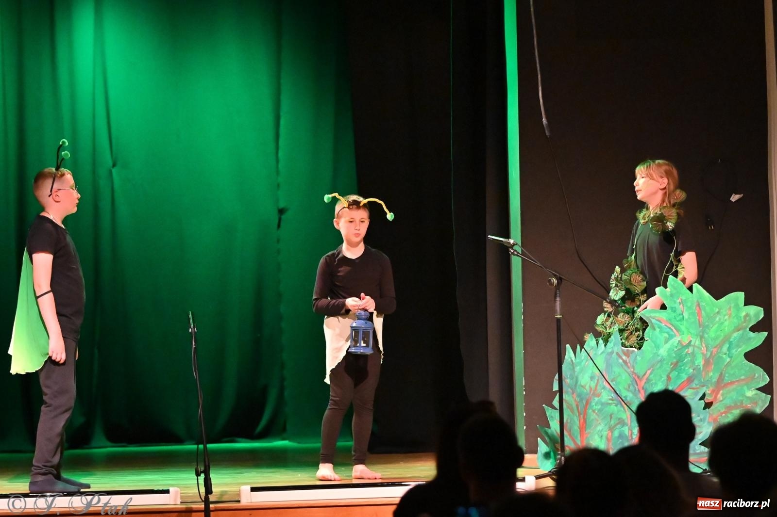 Zdjęcie w galerii na portalu naszraciborz.pl: Magia baśni na scenie MDK. Dziecięce talenty oczarowały publiczność [FOTO] wiadomości z regionu