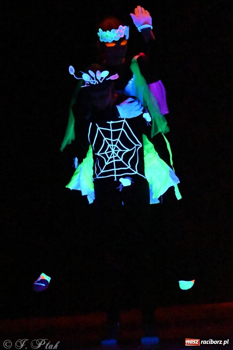 Zdjęcie w galerii na portalu naszraciborz.pl: Magia baśni na scenie MDK. Dziecięce talenty oczarowały publiczność [FOTO] wiadomości z regionu