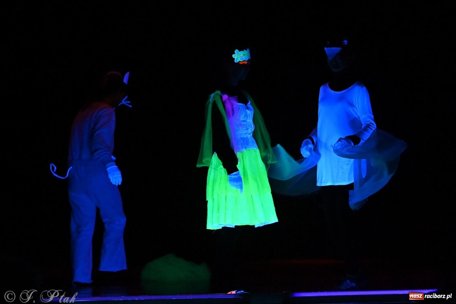 Zdjęcie w galerii na portalu naszraciborz.pl: Magia baśni na scenie MDK. Dziecięce talenty oczarowały publiczność [FOTO] wiadomości z regionu
