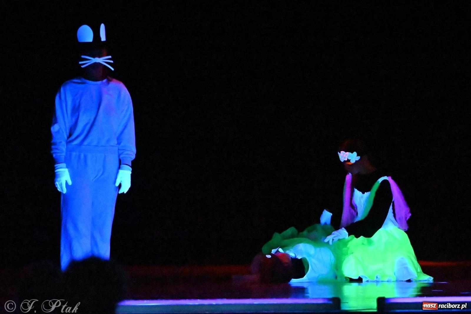 Zdjęcie w galerii na portalu naszraciborz.pl: Magia baśni na scenie MDK. Dziecięce talenty oczarowały publiczność [FOTO] wiadomości z regionu