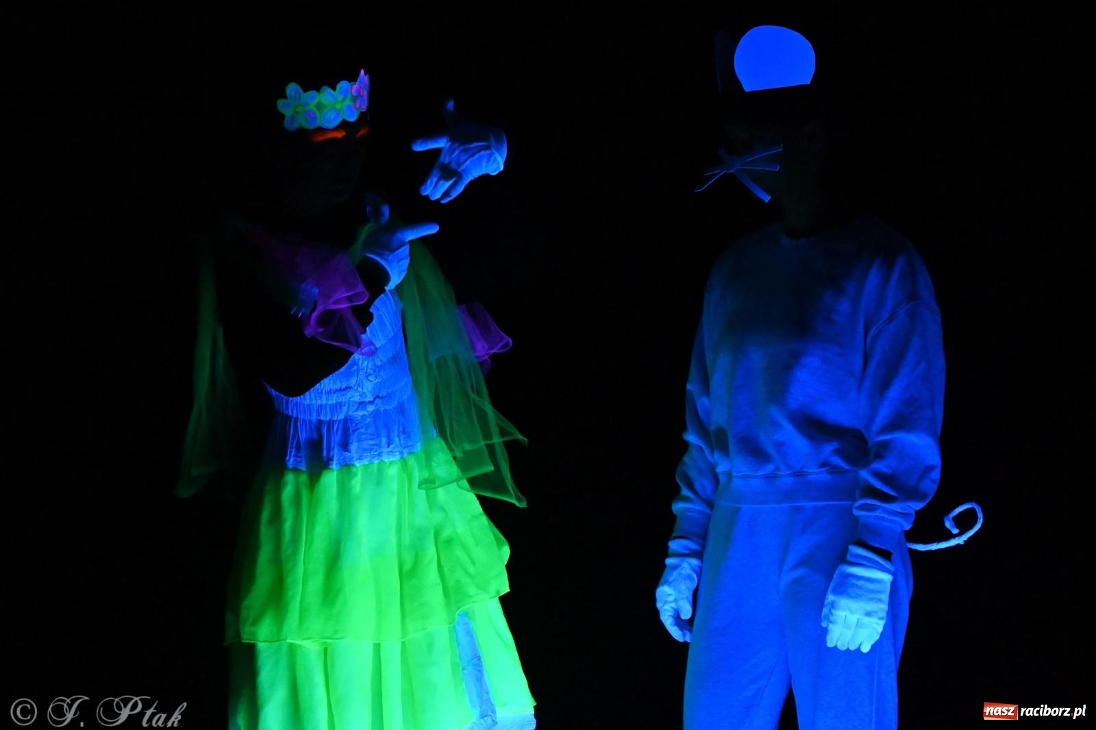 Zdjęcie w galerii na portalu naszraciborz.pl: Magia baśni na scenie MDK. Dziecięce talenty oczarowały publiczność [FOTO] wiadomości z regionu