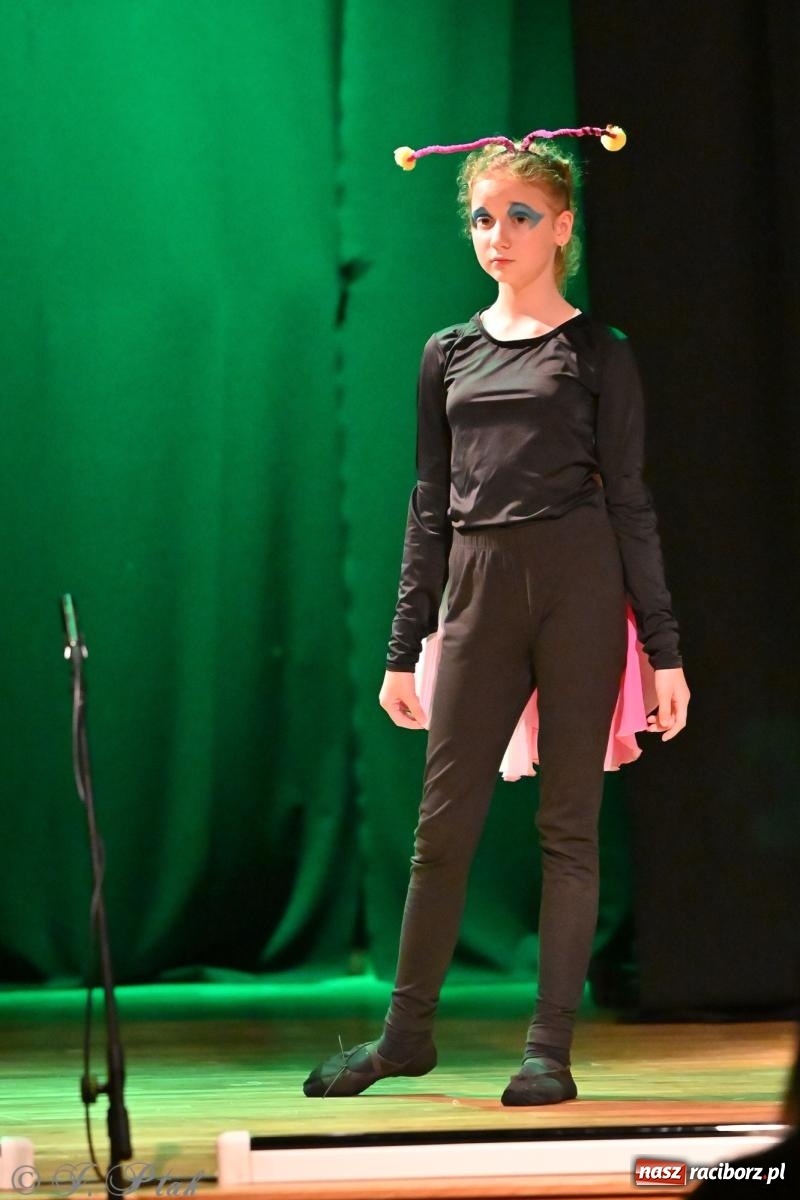 Zdjęcie w galerii na portalu naszraciborz.pl: Magia baśni na scenie MDK. Dziecięce talenty oczarowały publiczność [FOTO] wiadomości z regionu