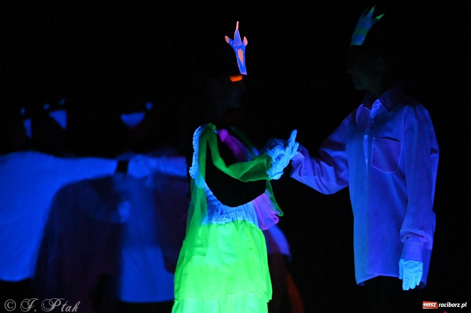 Zdjęcie w galerii na portalu naszraciborz.pl: Magia baśni na scenie MDK. Dziecięce talenty oczarowały publiczność [FOTO] wiadomości z regionu