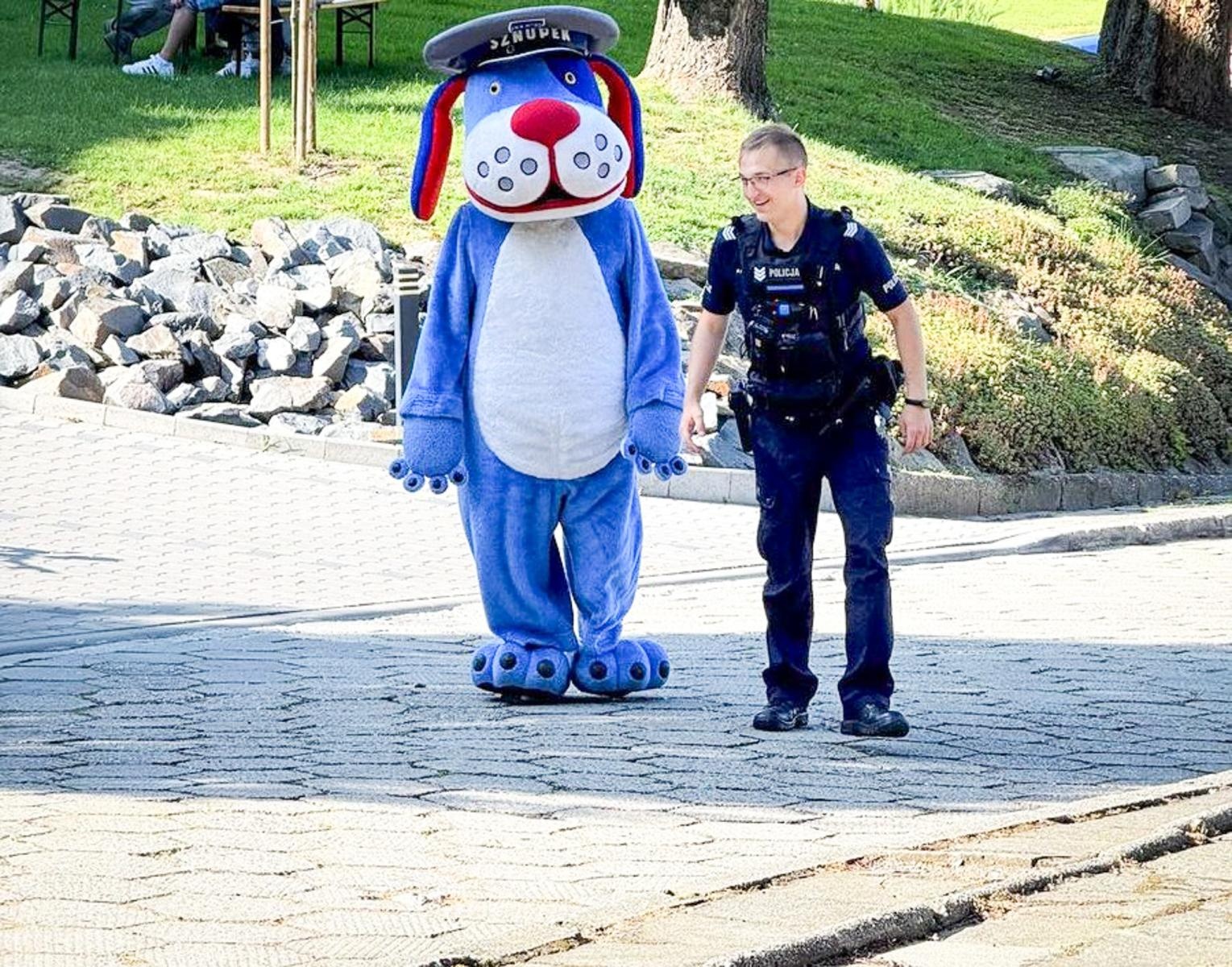 Zdjęcie w galerii na portalu naszraciborz.pl: Sznupek, quad i dobre rady – policjanci z Pietrowic Wielkich edukowali najmłodszych podczas festynów wiadomości z regionu