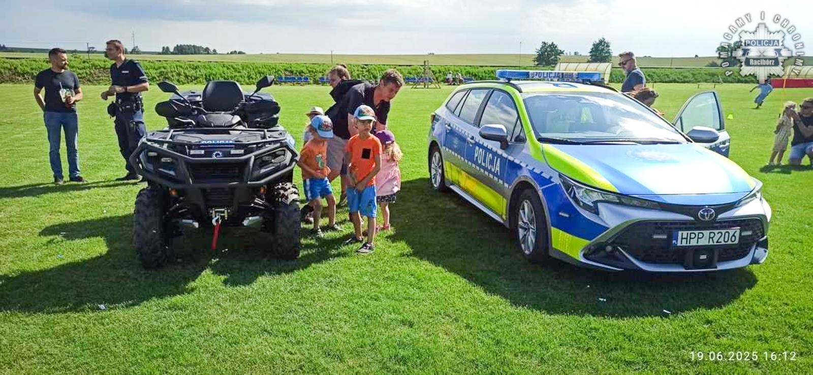 Zdjęcie w galerii na portalu naszraciborz.pl: Sznupek, quad i dobre rady – policjanci z Pietrowic Wielkich edukowali najmłodszych podczas festynów wiadomości z regionu