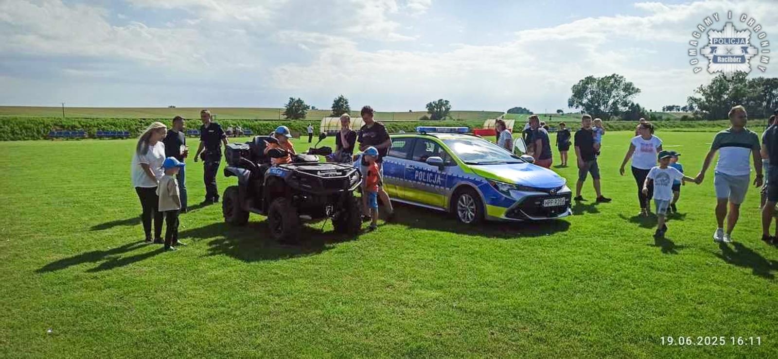 Zdjęcie w galerii na portalu naszraciborz.pl: Sznupek, quad i dobre rady – policjanci z Pietrowic Wielkich edukowali najmłodszych podczas festynów wiadomości z regionu