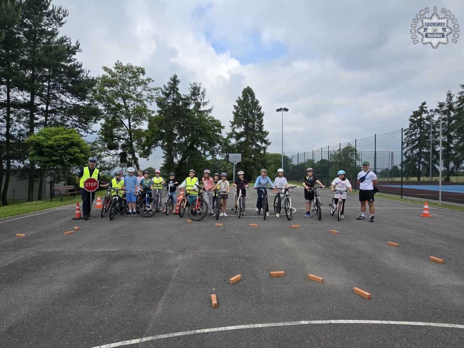 Zdjęcie w galerii na portalu naszraciborz.pl: Mały rowerzysta – wielka odpowiedzialność. Egzamin na kartę rowerową w Pogrzebieniu wiadomości z regionu