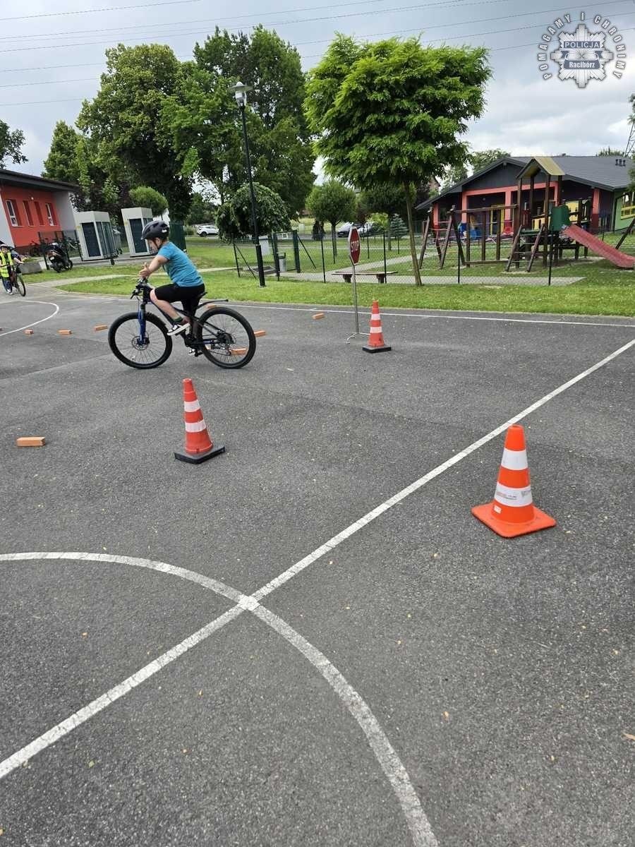 Zdjęcie w galerii na portalu naszraciborz.pl: Mały rowerzysta – wielka odpowiedzialność. Egzamin na kartę rowerową w Pogrzebieniu wiadomości z regionu