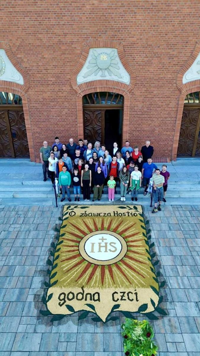 Zdjęcie w galerii na portalu naszraciborz.pl: Kwietne arcydzieła na Boże Ciało – Brzezie pielęgnuje wyjątkową tradycję [FOTO i WIDEO] wiadomości z regionu