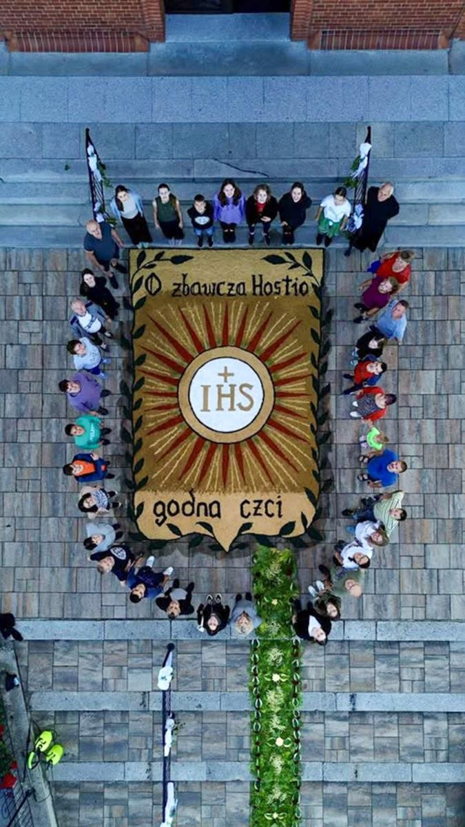 Zdjęcie w galerii na portalu naszraciborz.pl: Kwietne arcydzieła na Boże Ciało – Brzezie pielęgnuje wyjątkową tradycję [FOTO i WIDEO] wiadomości z regionu