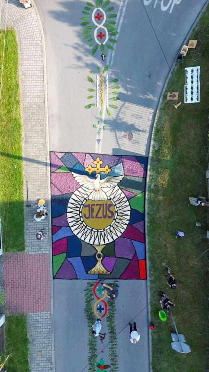 Zdjęcie w galerii na portalu naszraciborz.pl: Kwietne arcydzieła na Boże Ciało – Brzezie pielęgnuje wyjątkową tradycję [FOTO i WIDEO] wiadomości z regionu