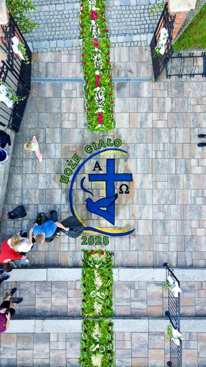 Zdjęcie w galerii na portalu naszraciborz.pl: Kwietne arcydzieła na Boże Ciało – Brzezie pielęgnuje wyjątkową tradycję [FOTO i WIDEO] wiadomości z regionu