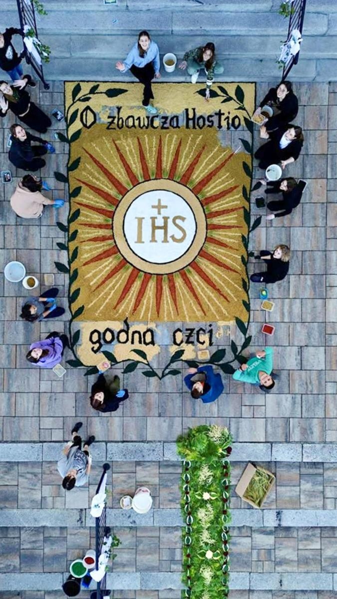 Zdjęcie w galerii na portalu naszraciborz.pl: Kwietne arcydzieła na Boże Ciało – Brzezie pielęgnuje wyjątkową tradycję [FOTO i WIDEO] wiadomości z regionu