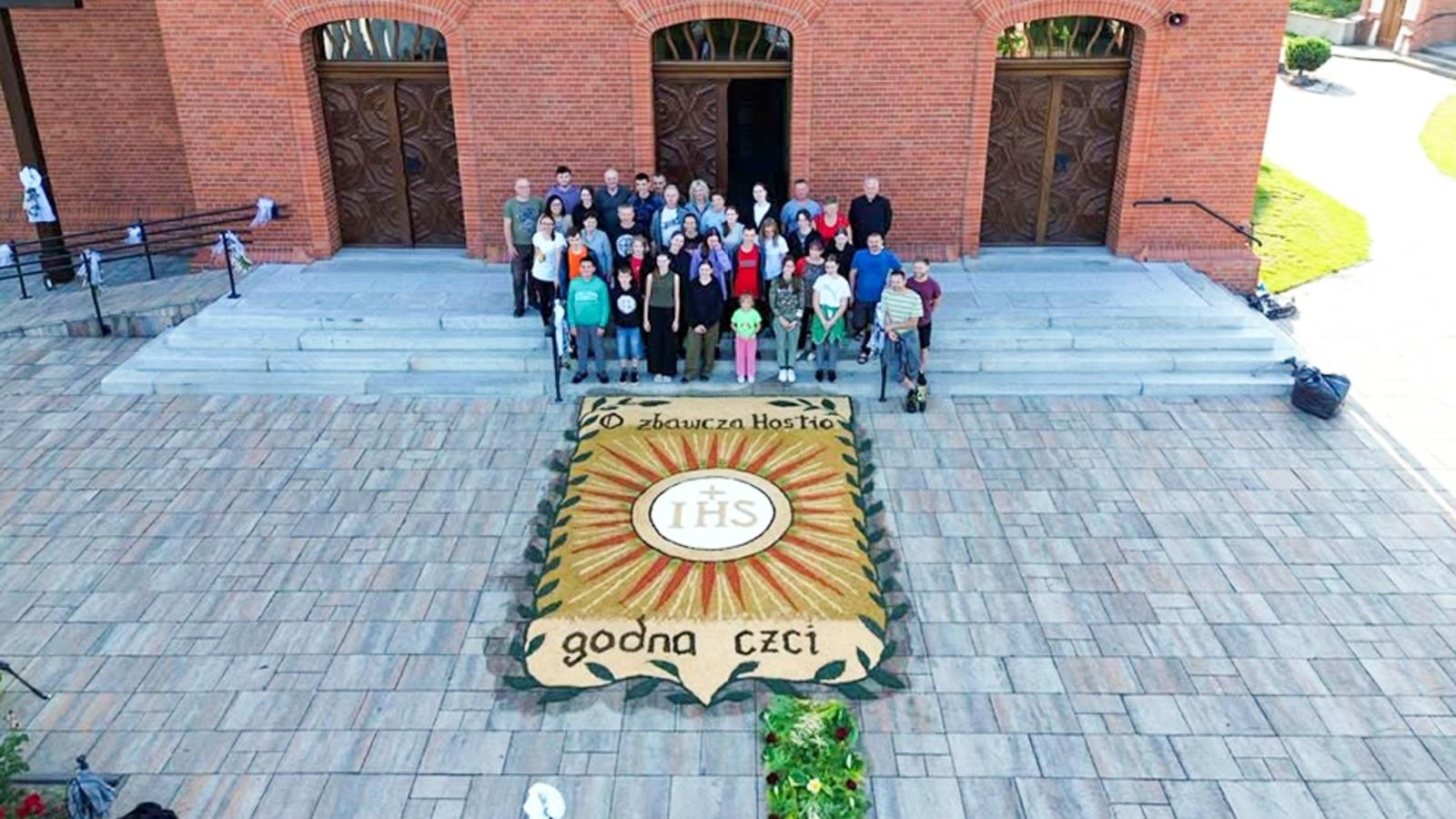 Zdjęcie w galerii na portalu naszraciborz.pl: Kwietne arcydzieła na Boże Ciało – Brzezie pielęgnuje wyjątkową tradycję [FOTO i WIDEO] wiadomości z regionu