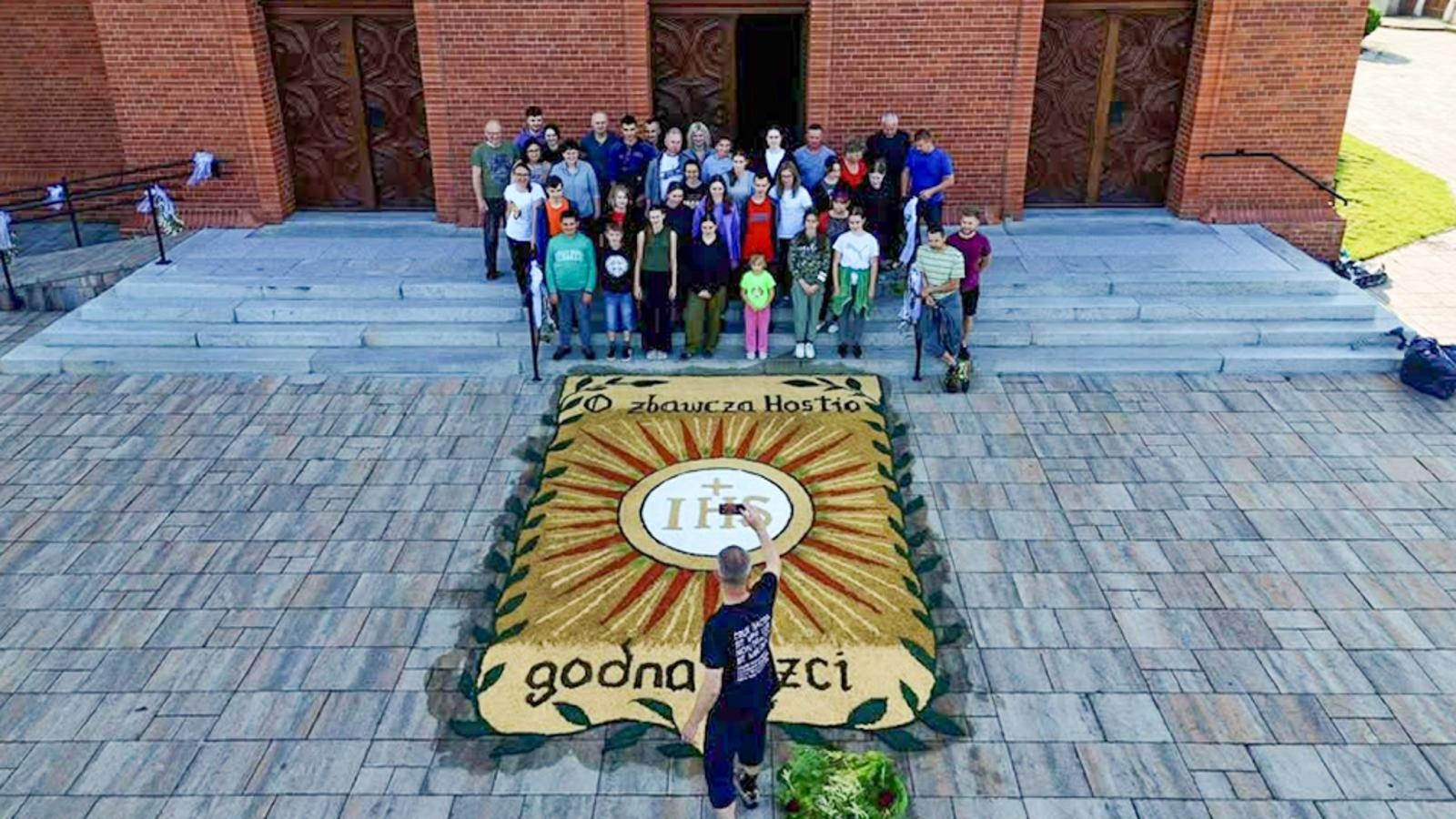 Zdjęcie w galerii na portalu naszraciborz.pl: Kwietne arcydzieła na Boże Ciało – Brzezie pielęgnuje wyjątkową tradycję [FOTO i WIDEO] wiadomości z regionu