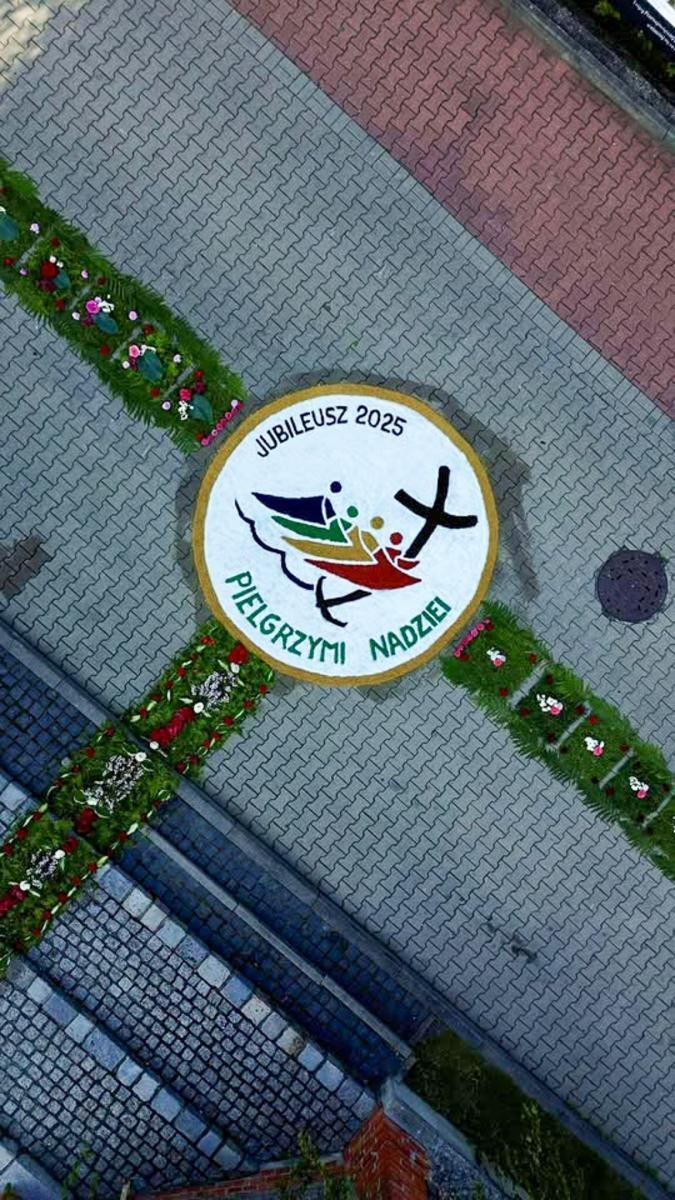 Zdjęcie w galerii na portalu naszraciborz.pl: Kwietne arcydzieła na Boże Ciało – Brzezie pielęgnuje wyjątkową tradycję [FOTO i WIDEO] wiadomości z regionu