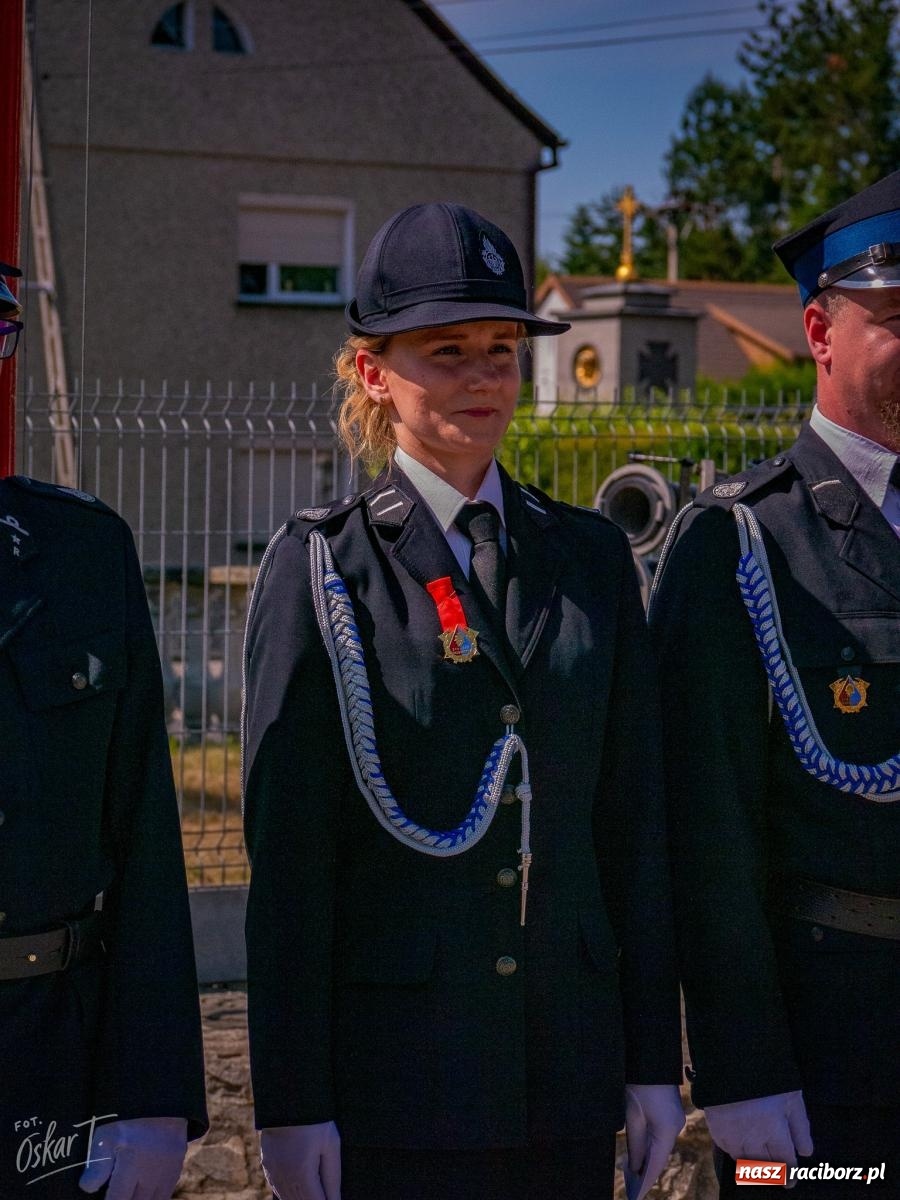 Zdjęcie w galerii na portalu naszraciborz.pl: Stulecie OSP Owsiszcze. Uroczysta msza, apel i odznaczenia dla zasłużonych druhów wiadomości z regionu