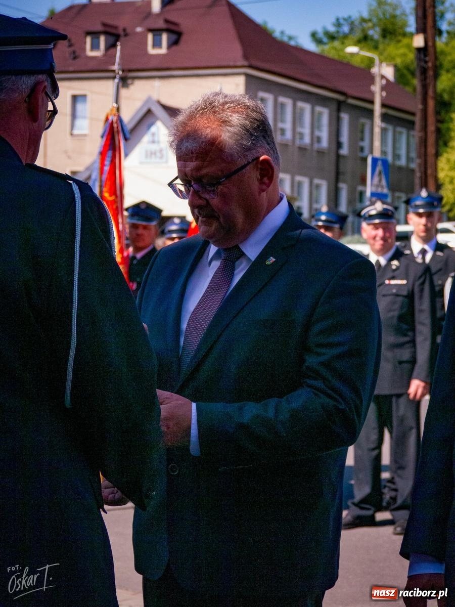 Zdjęcie w galerii na portalu naszraciborz.pl: Stulecie OSP Owsiszcze. Uroczysta msza, apel i odznaczenia dla zasłużonych druhów wiadomości z regionu