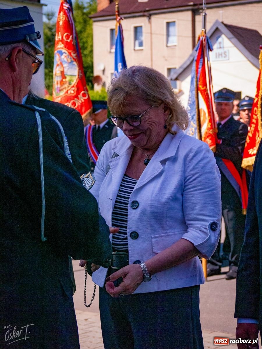 Zdjęcie w galerii na portalu naszraciborz.pl: Stulecie OSP Owsiszcze. Uroczysta msza, apel i odznaczenia dla zasłużonych druhów wiadomości z regionu