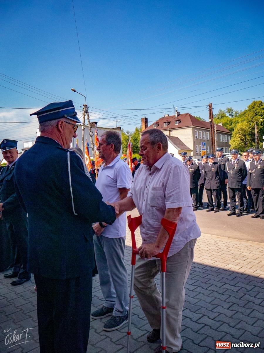 Zdjęcie w galerii na portalu naszraciborz.pl: Stulecie OSP Owsiszcze. Uroczysta msza, apel i odznaczenia dla zasłużonych druhów wiadomości z regionu