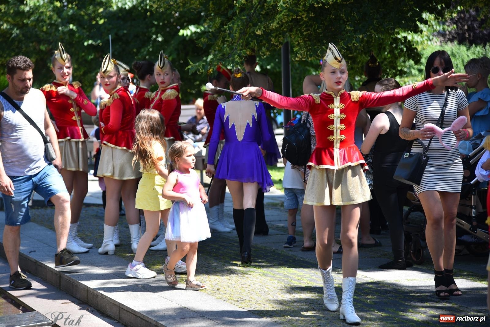 Zdjęcie w galerii na portalu naszraciborz.pl: Śląska mozaika na zamku. Korowód i barwy kultur na dziedzińcu Piastów wiadomości z regionu
