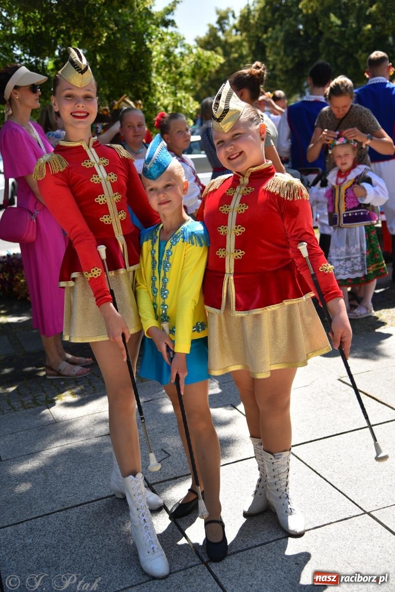 Zdjęcie w galerii na portalu naszraciborz.pl: Śląska mozaika na zamku. Korowód i barwy kultur na dziedzińcu Piastów wiadomości z regionu