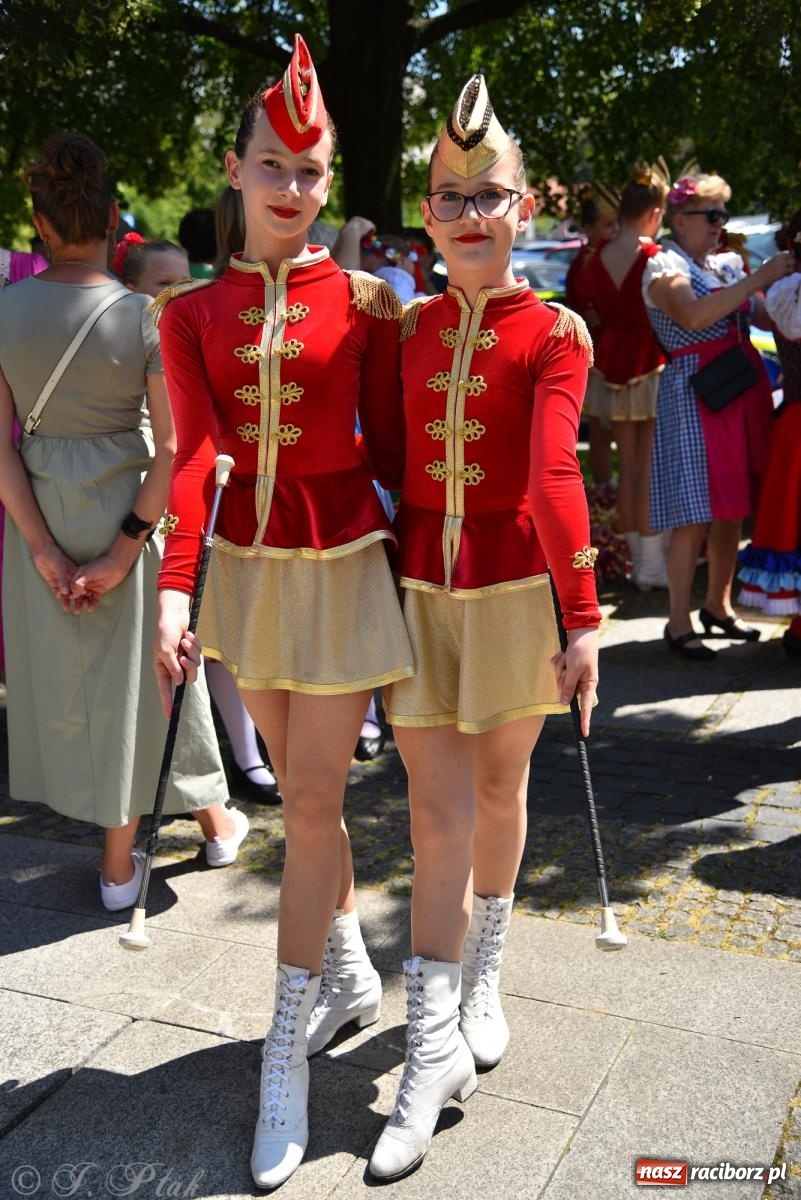 Zdjęcie w galerii na portalu naszraciborz.pl: Śląska mozaika na zamku. Korowód i barwy kultur na dziedzińcu Piastów wiadomości z regionu