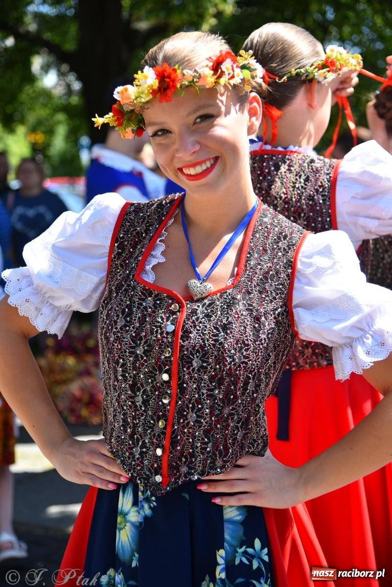 Zdjęcie w galerii na portalu naszraciborz.pl: Śląska mozaika na zamku. Korowód i barwy kultur na dziedzińcu Piastów wiadomości z regionu