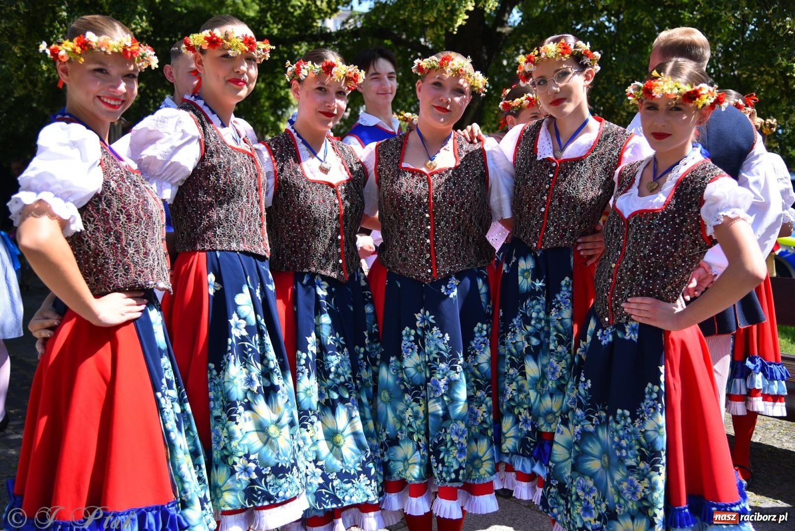 Zdjęcie w galerii na portalu naszraciborz.pl: Śląska mozaika na zamku. Korowód i barwy kultur na dziedzińcu Piastów wiadomości z regionu