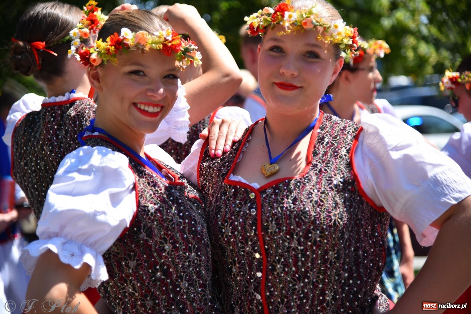Zdjęcie w galerii na portalu naszraciborz.pl: Śląska mozaika na zamku. Korowód i barwy kultur na dziedzińcu Piastów wiadomości z regionu
