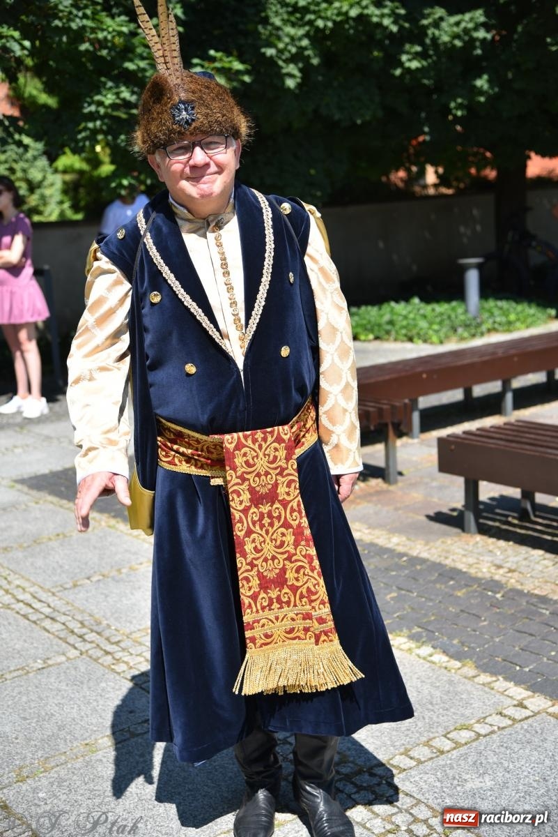 Zdjęcie w galerii na portalu naszraciborz.pl: Śląska mozaika na zamku. Korowód i barwy kultur na dziedzińcu Piastów wiadomości z regionu