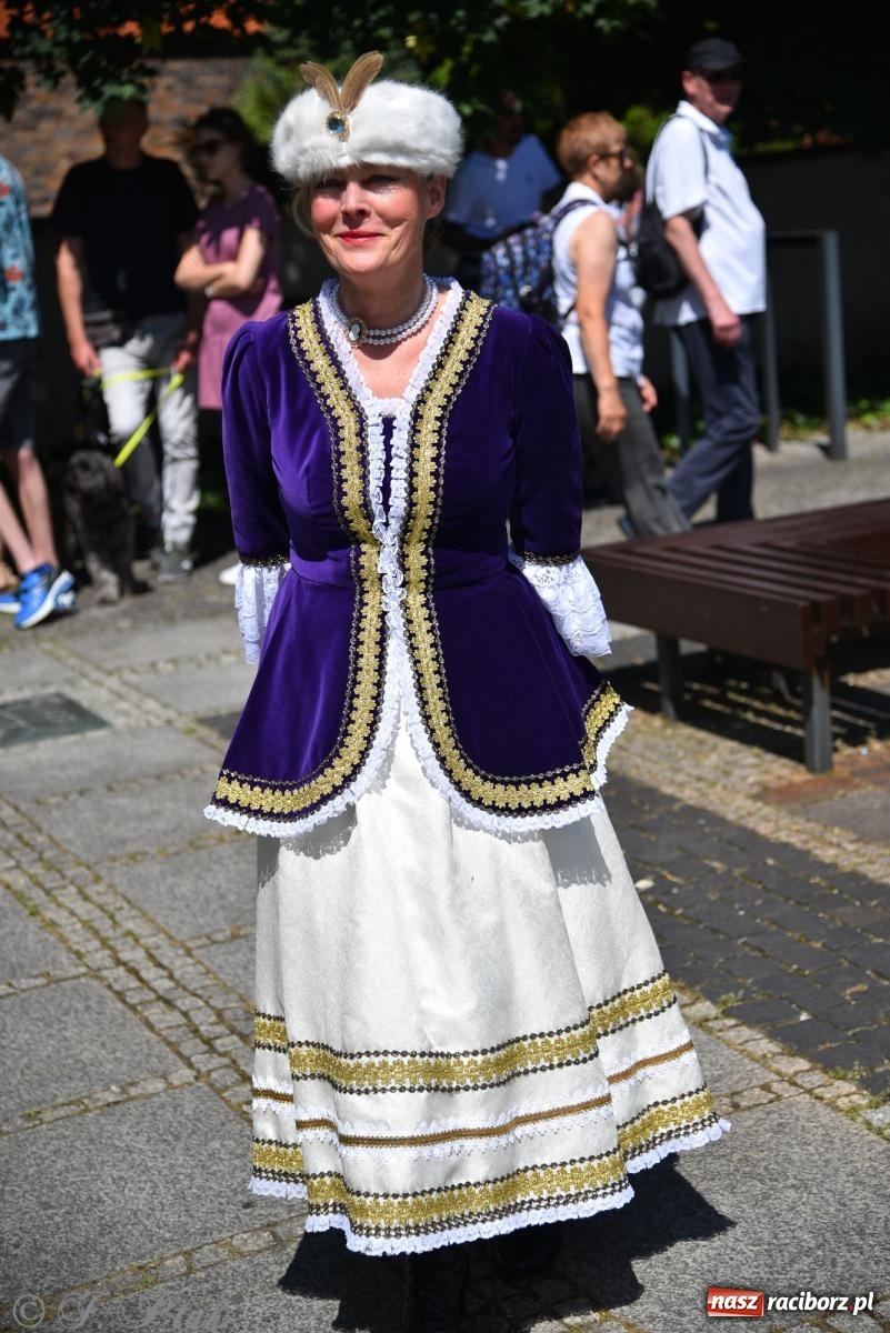 Zdjęcie w galerii na portalu naszraciborz.pl: Śląska mozaika na zamku. Korowód i barwy kultur na dziedzińcu Piastów wiadomości z regionu
