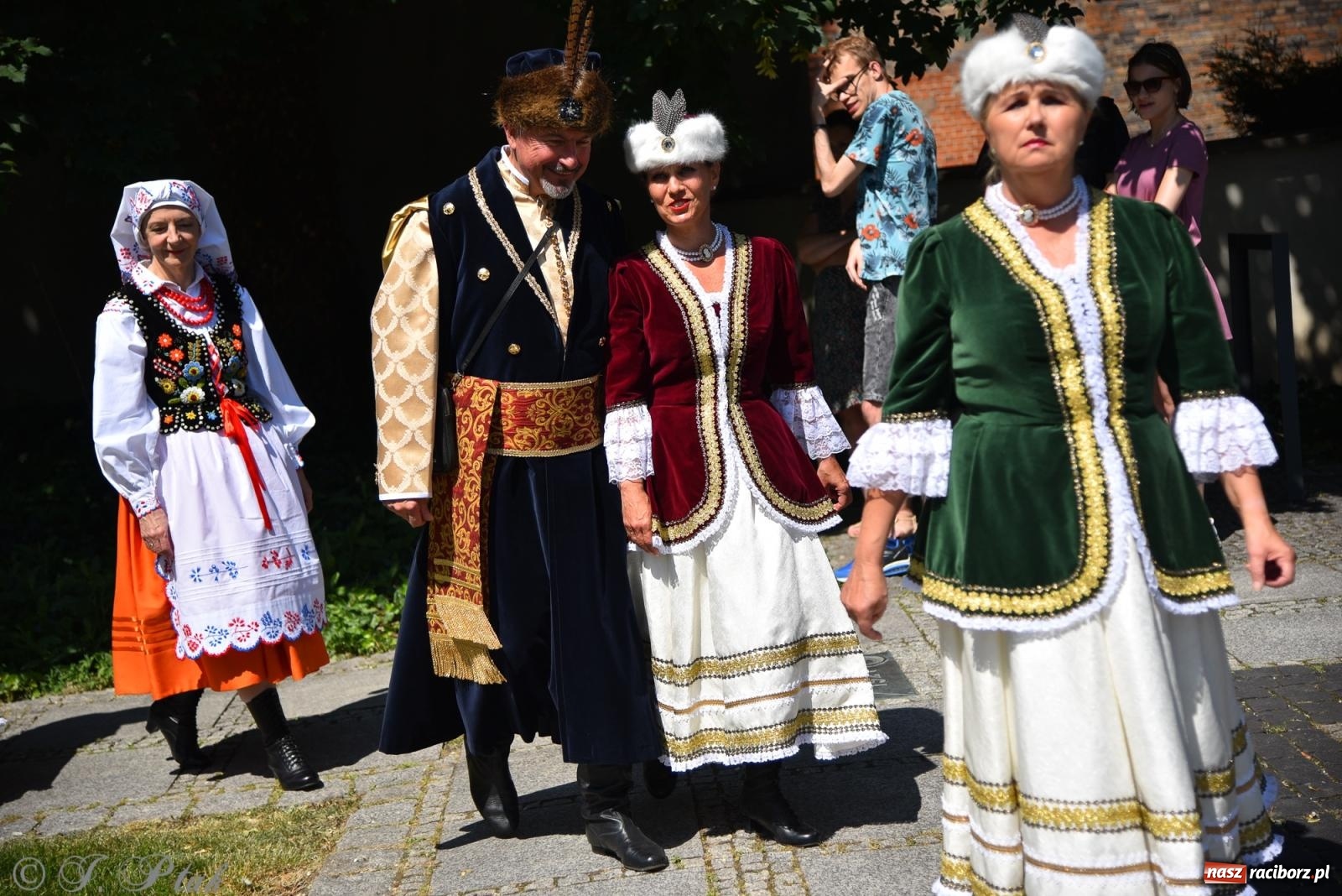 Zdjęcie w galerii na portalu naszraciborz.pl: Śląska mozaika na zamku. Korowód i barwy kultur na dziedzińcu Piastów wiadomości z regionu