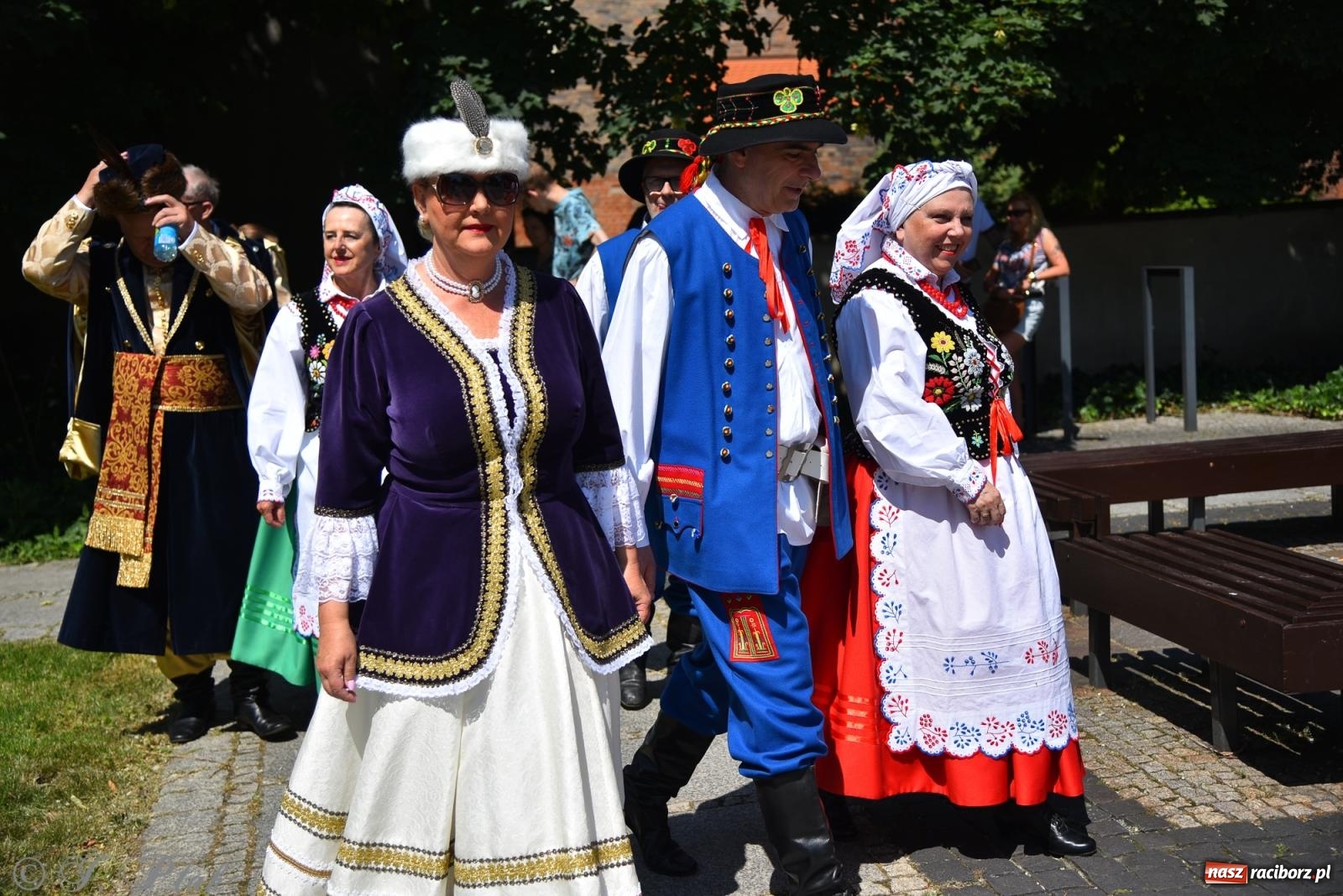 Zdjęcie w galerii na portalu naszraciborz.pl: Śląska mozaika na zamku. Korowód i barwy kultur na dziedzińcu Piastów wiadomości z regionu