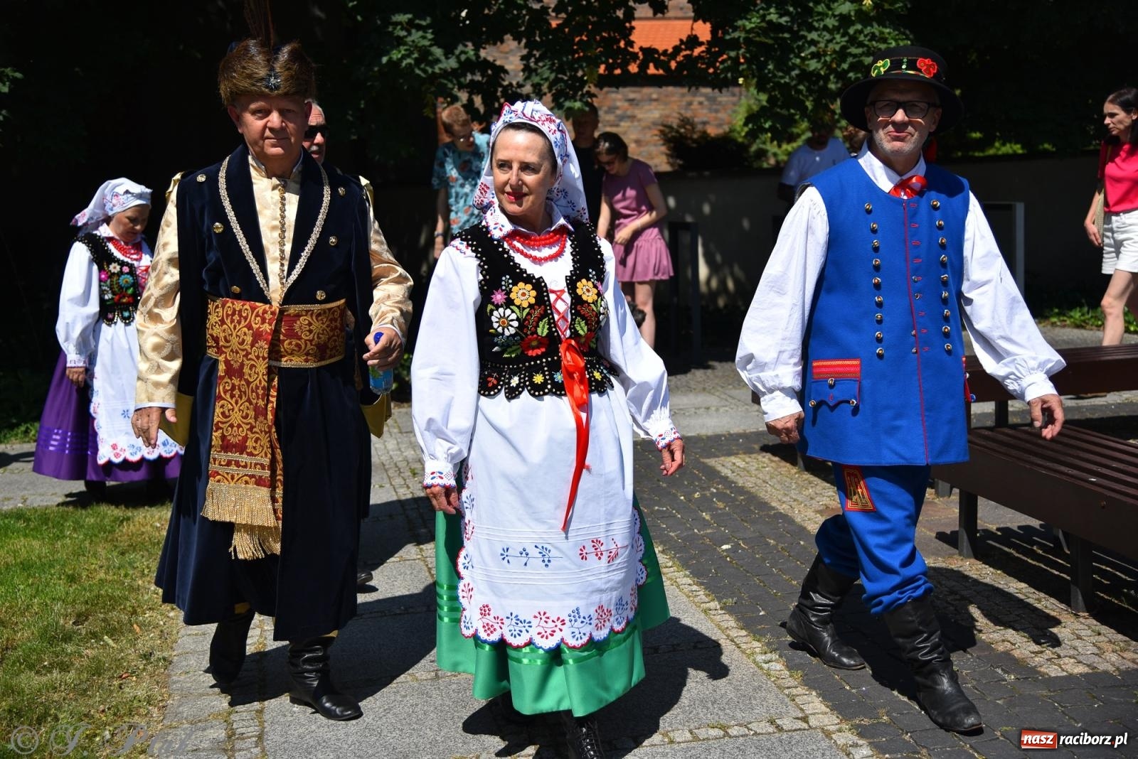 Zdjęcie w galerii na portalu naszraciborz.pl: Śląska mozaika na zamku. Korowód i barwy kultur na dziedzińcu Piastów wiadomości z regionu