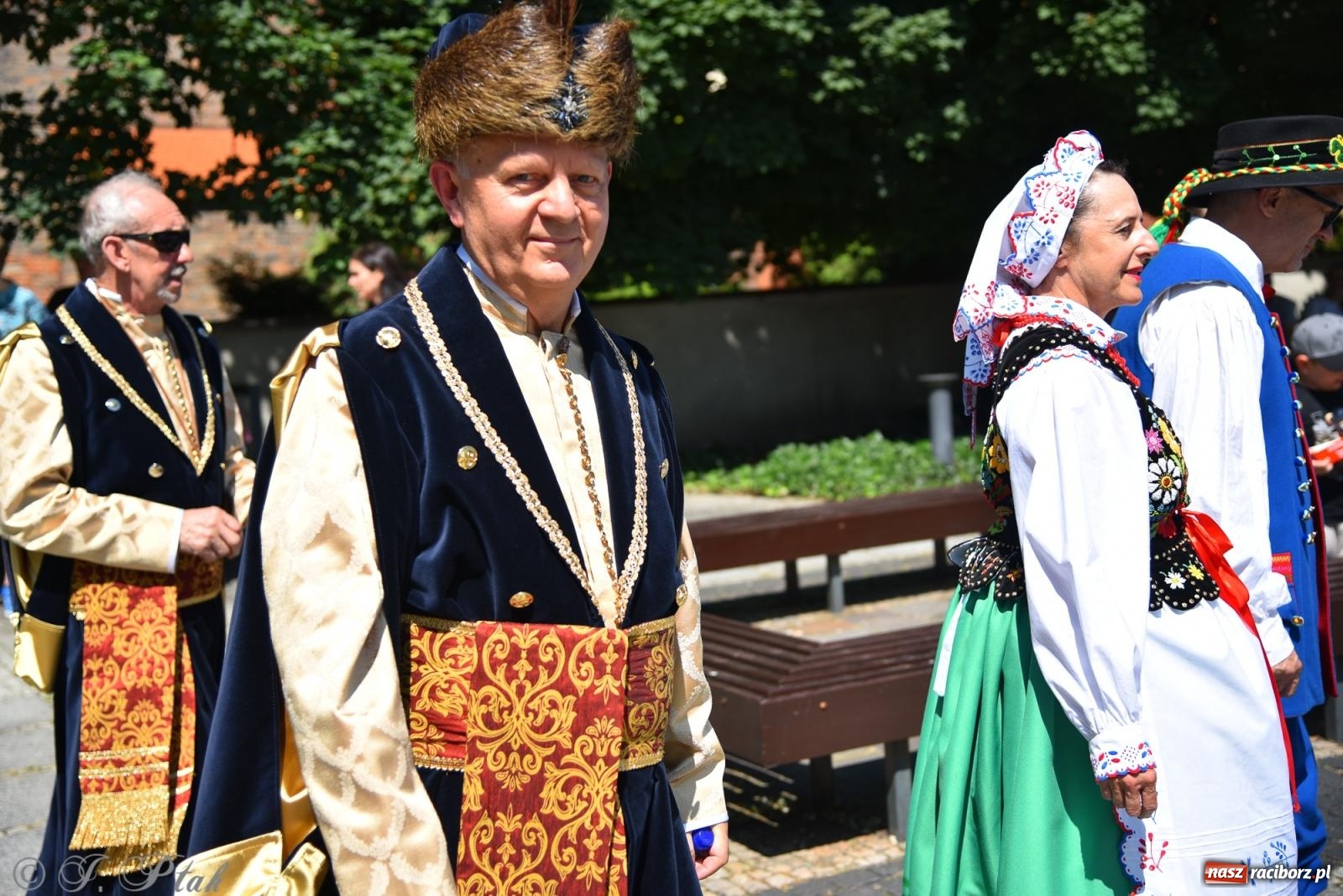 Zdjęcie w galerii na portalu naszraciborz.pl: Śląska mozaika na zamku. Korowód i barwy kultur na dziedzińcu Piastów wiadomości z regionu