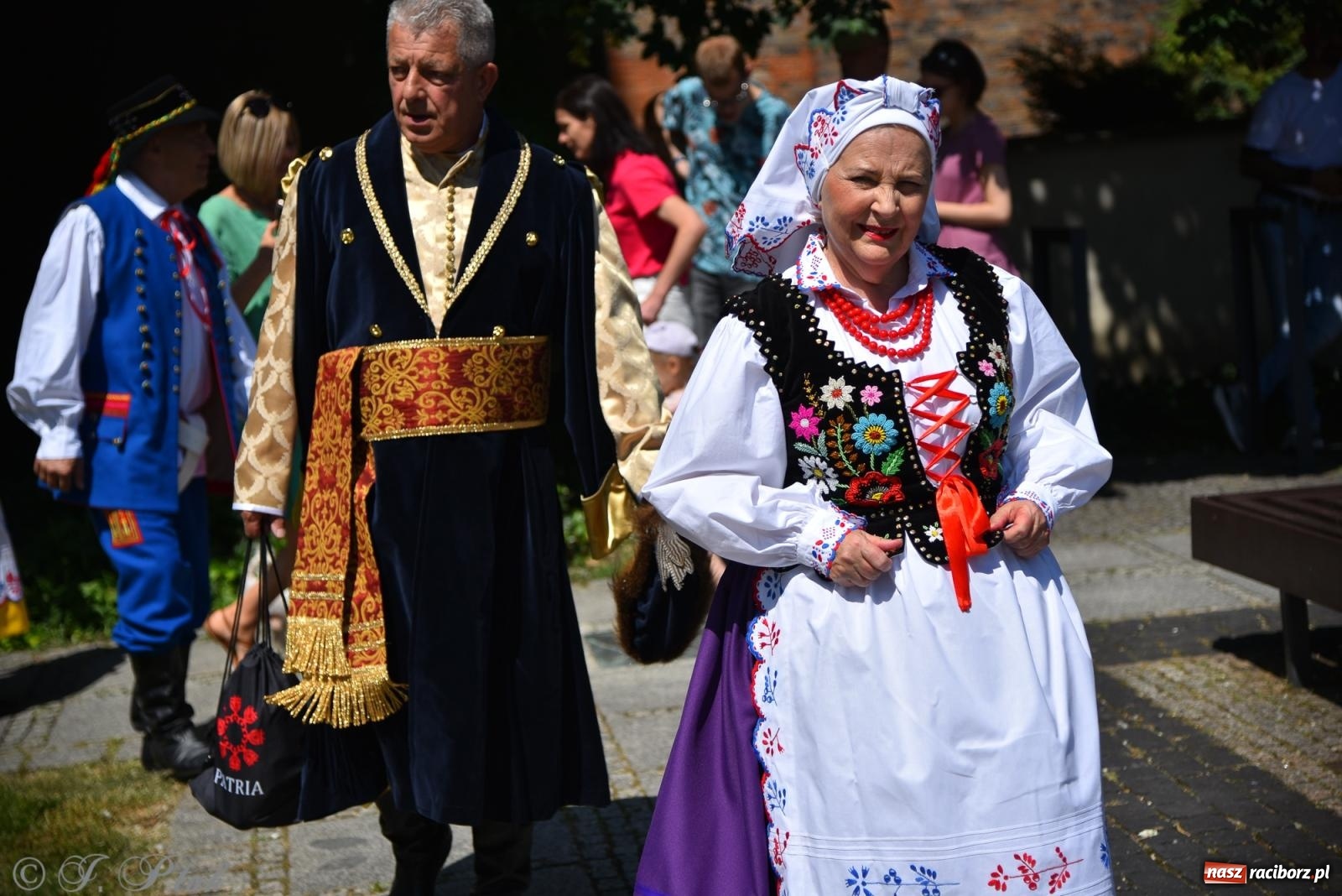 Zdjęcie w galerii na portalu naszraciborz.pl: Śląska mozaika na zamku. Korowód i barwy kultur na dziedzińcu Piastów wiadomości z regionu