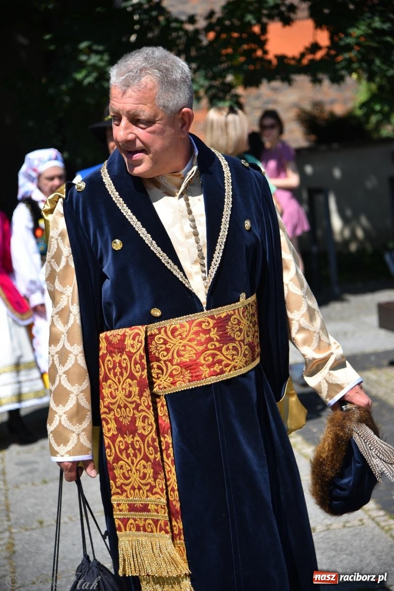 Zdjęcie w galerii na portalu naszraciborz.pl: Śląska mozaika na zamku. Korowód i barwy kultur na dziedzińcu Piastów wiadomości z regionu