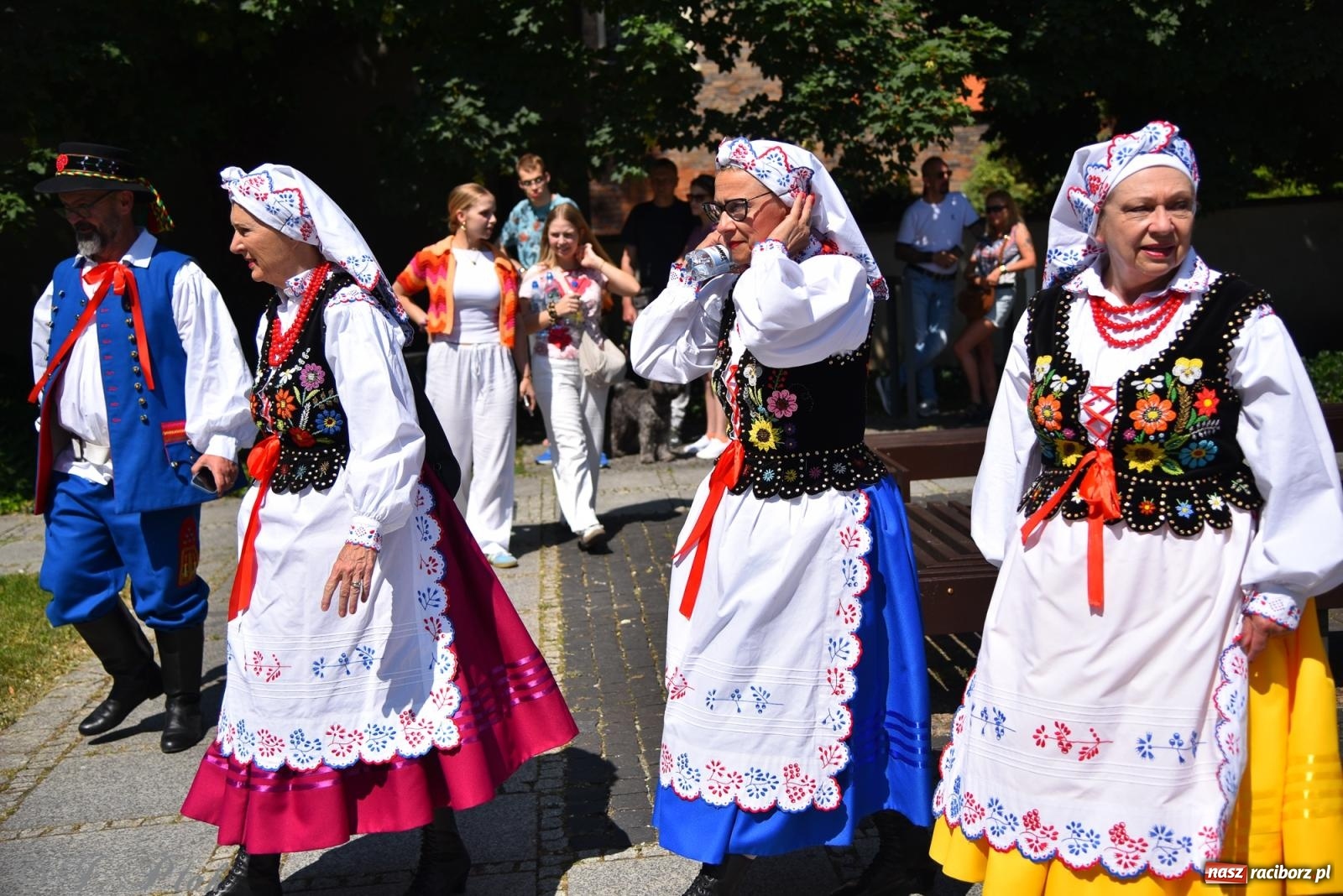 Zdjęcie w galerii na portalu naszraciborz.pl: Śląska mozaika na zamku. Korowód i barwy kultur na dziedzińcu Piastów wiadomości z regionu