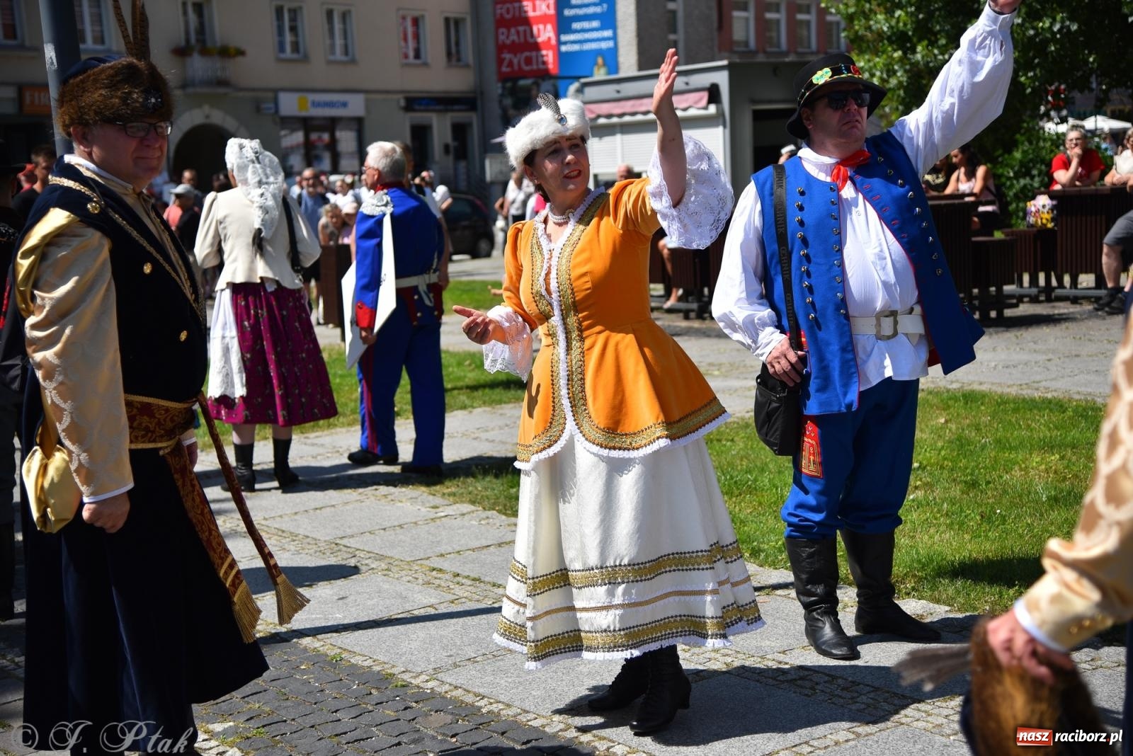 Zdjęcie w galerii na portalu naszraciborz.pl: Śląska mozaika na zamku. Korowód i barwy kultur na dziedzińcu Piastów wiadomości z regionu