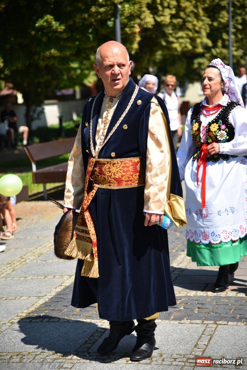 Zdjęcie w galerii na portalu naszraciborz.pl: Śląska mozaika na zamku. Korowód i barwy kultur na dziedzińcu Piastów wiadomości z regionu